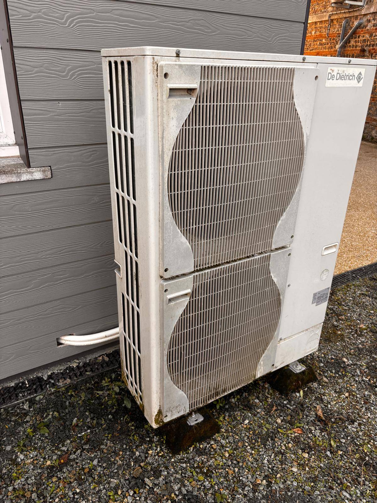 Nettoyage de l’unité extérieure d’une PAC Atlantic lors d’un entretien annuel à Bolbec.