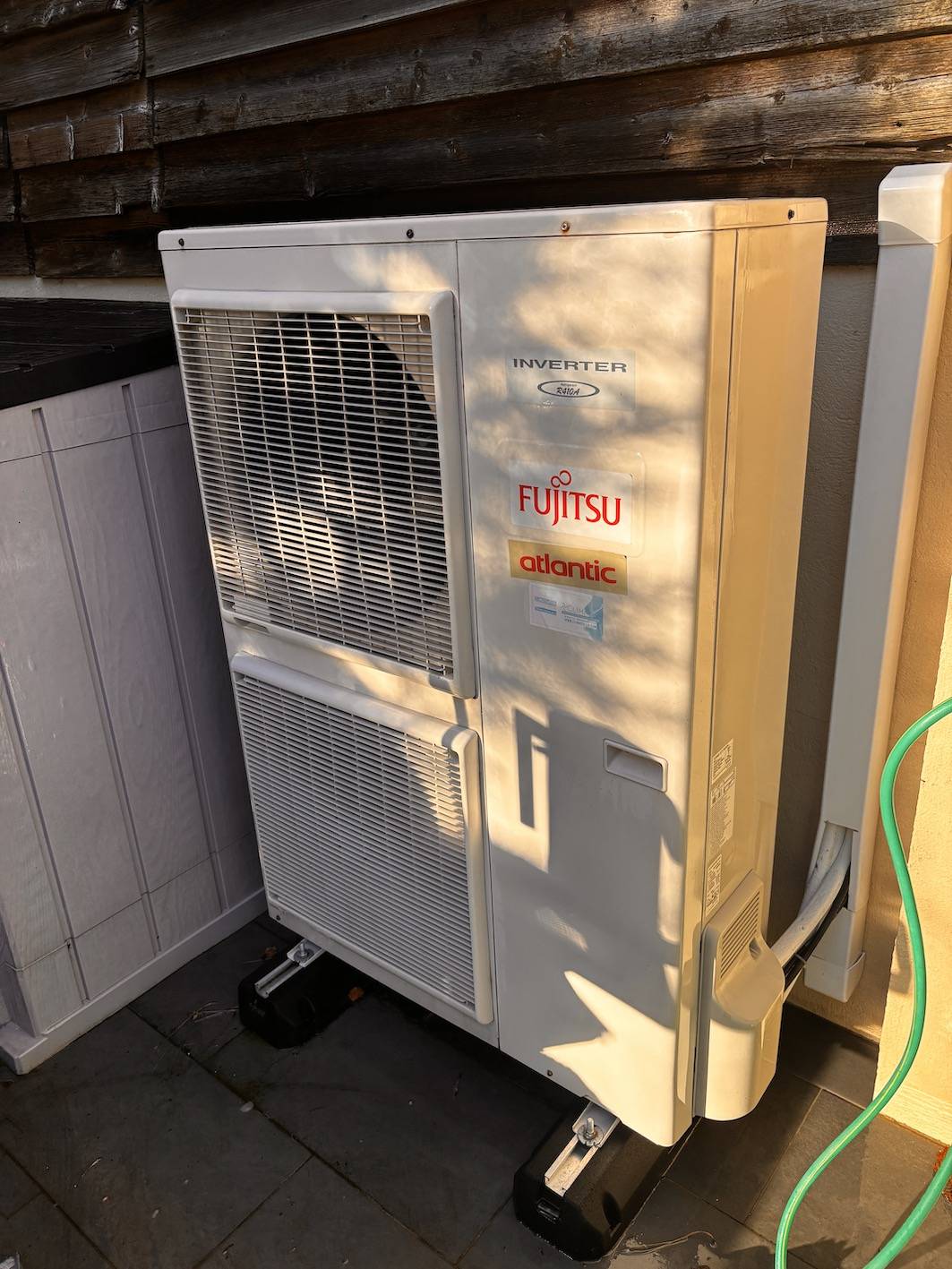 Contrôle de l’échangeur de l’unité extérieure pendant l’entretien d’une PAC air/eau à Heuqueville (76280).