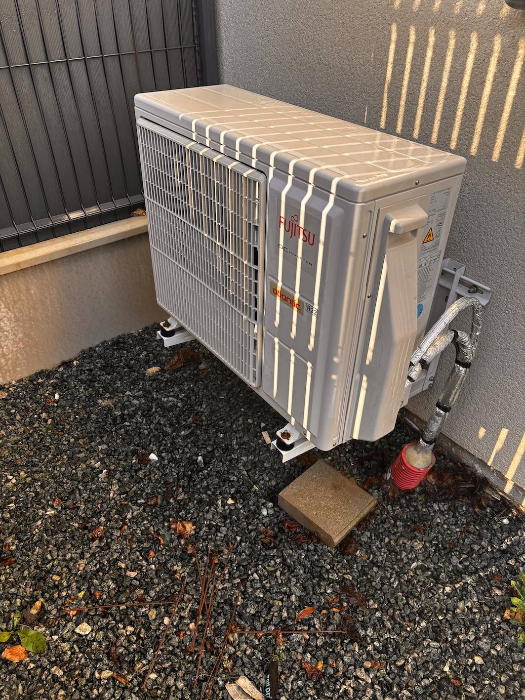 Mise en service d’une pompe à chaleur air/eau à Bordeaux-Saint-Clair pour assurer un démarrage cohérent du chauffage.
