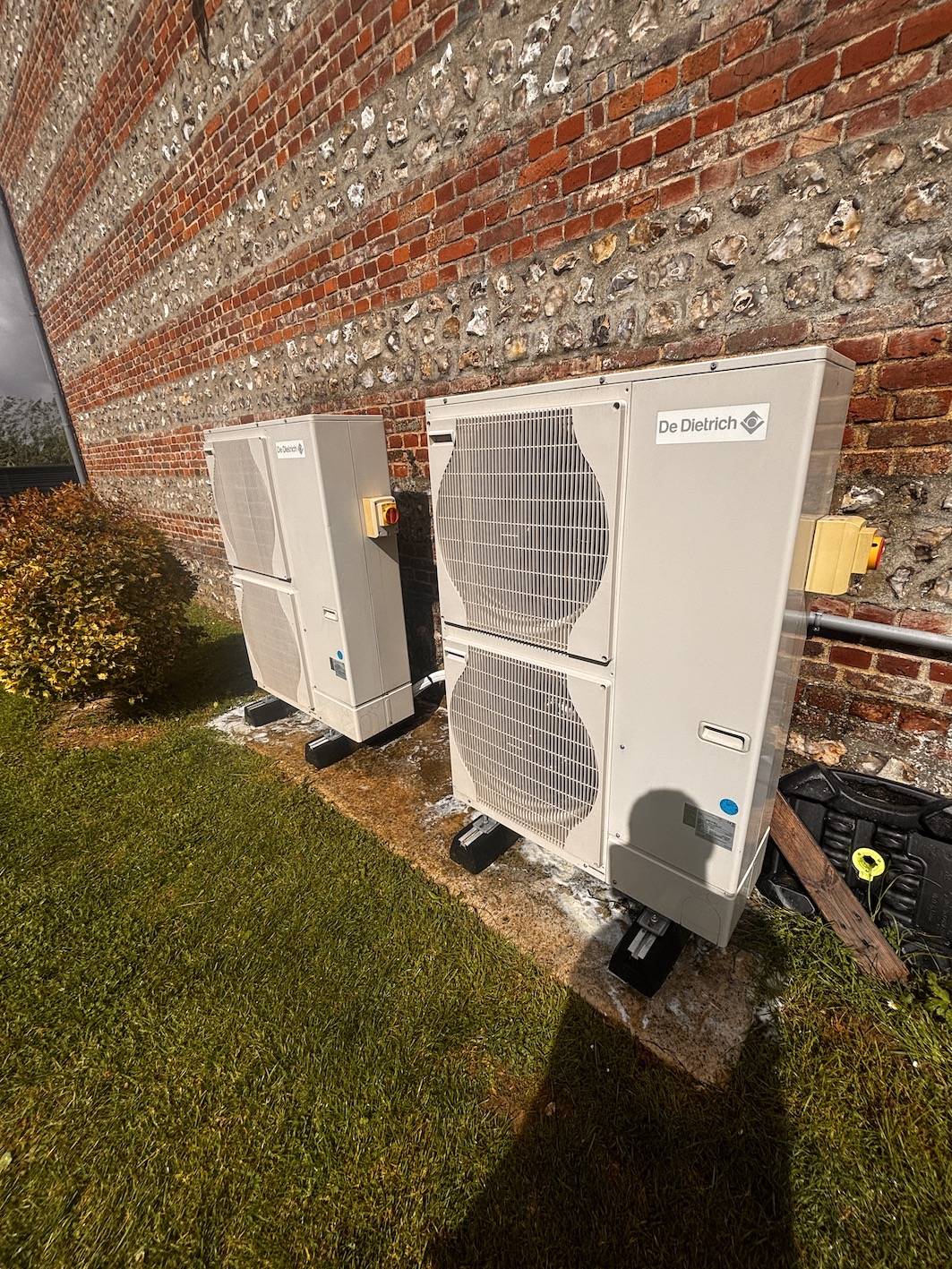 Mise en service d’une pompe à chaleur air/eau à Gerville pour valider un démarrage cohérent dans la maison.