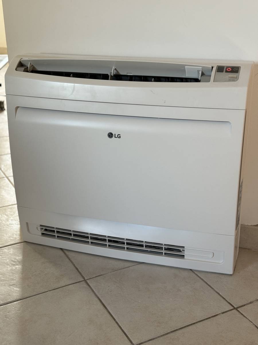 Split mural installé avec précision dans un salon rénové à Saint-Romain