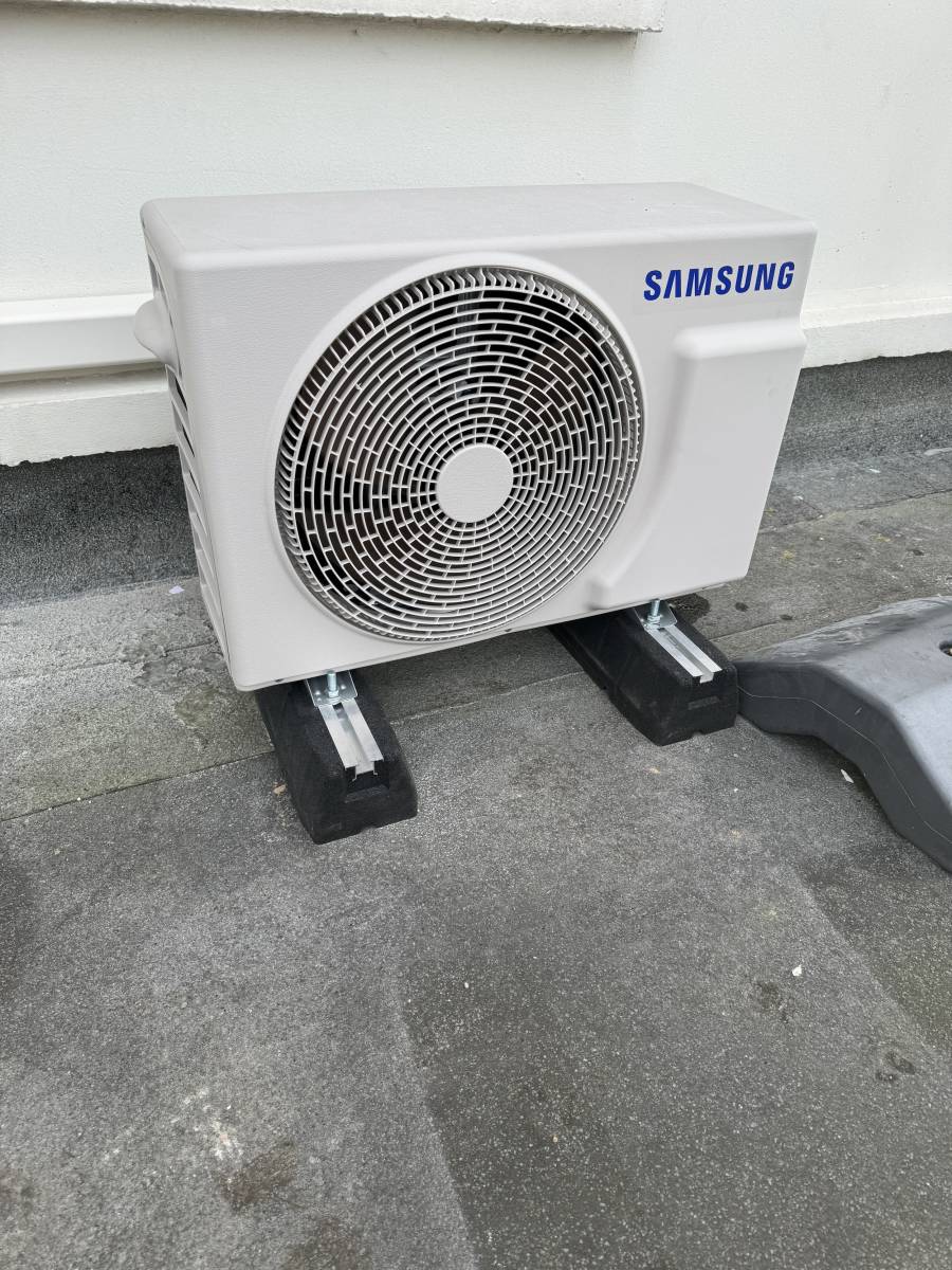 Technicien procédant à la mise en service d’une PAC air/air à Saint-Romain-de-Colbosc