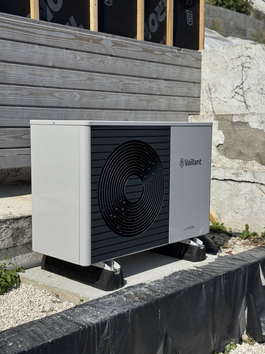 Pose d’une unité extérieure de pompe à chaleur air/eau à Gonfreville-l’Orcher