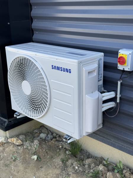 Entretien d’une PAC air/eau à Goderville (76110) : contrôle visuel de l’unité extérieure avant l’hiver.