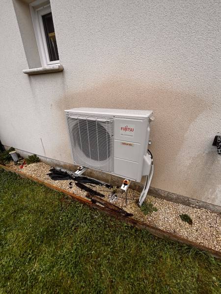 Entretien d’une pompe à chaleur air/eau à Bordeaux-Saint-Clair pour préserver un chauffage stable dans la maison.