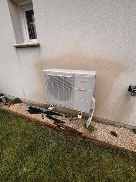 Dépannage d’une PAC air/air à La Poterie-Cap-d’Antifer pour comprendre l’origine réelle de la panne.