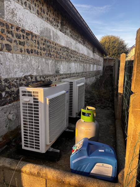 Radiateurs tièdes : symptôme possible de circulation d’eau ou de répartition à signaler clairement lors d’un dépannage PAC air/eau.