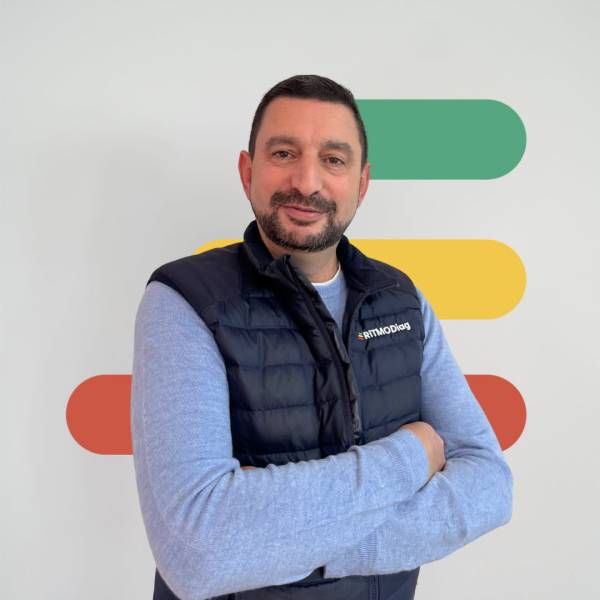 Dov Sasportas en plein diagnostic amiante dans un pavillon à Montivilliers