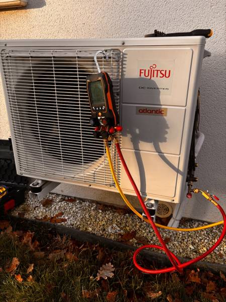 Nettoyage et contrôle de l’unité extérieure pendant l’entretien d’une PAC air/eau à Mannevillette (76290).