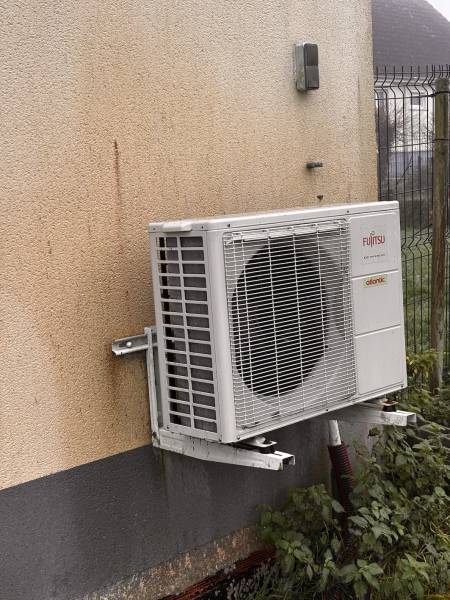 Contrôle de l’unité extérieure lors d’un entretien de PAC air/eau à Rolleville (76133).