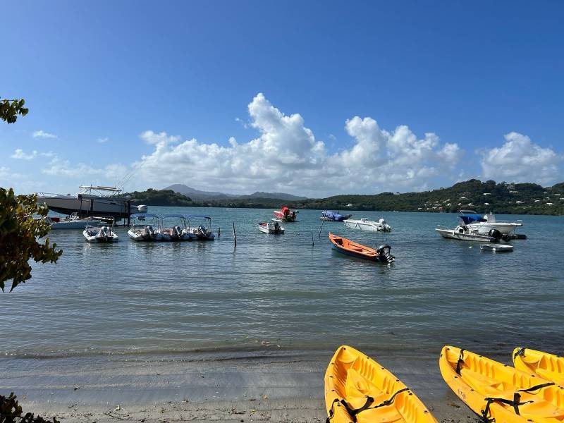 Terminez votre excursion en beauté avec un sublime coucher de soleil sur la baie du Robert en Martinique. Un moment magique à vivre en mer !