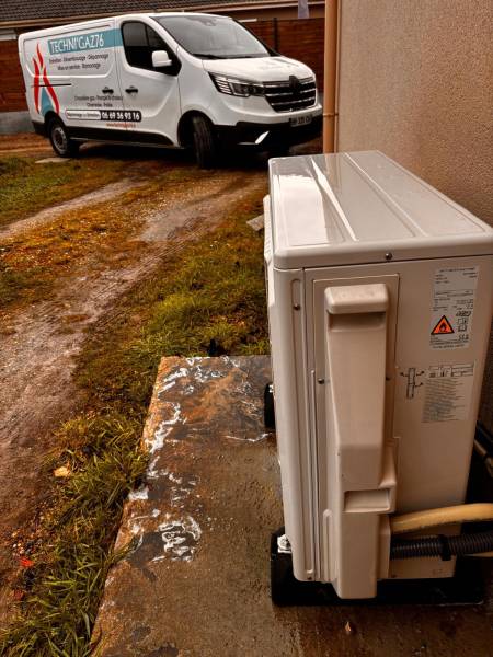 Unité extérieure de pompe à chaleur air/eau installée à Le Fontenay (76290).
