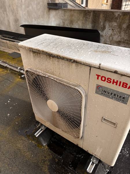 Unité extérieure de PAC air/air à Fontenay intégrée dans un projet adapté au logement.