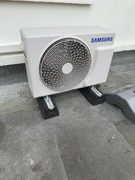 Technicien procédant à la mise en service d’une PAC air/air à Saint-Romain-de-Colbosc