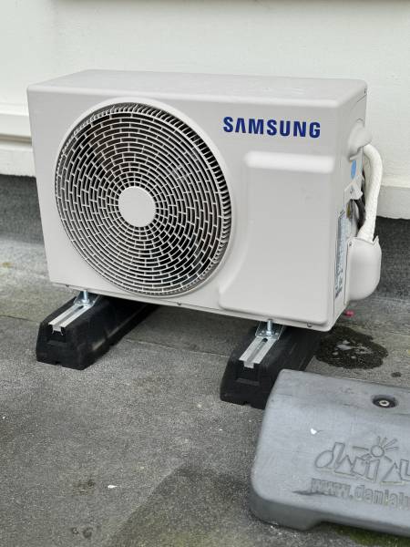 Vérification visuelle de l’unité extérieure d’une PAC air/air en zone résidentielle