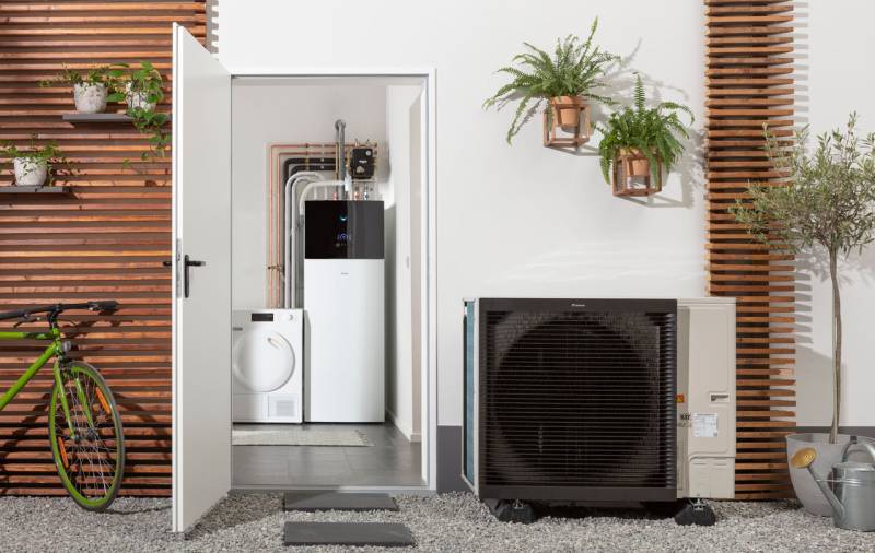 Pose d’une pompe à chaleur Daikin dans une maison neuve aux abords du Havre.
