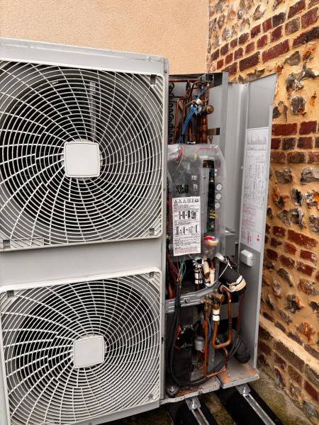 Mise en service d’une pompe à chaleur air/eau après installation complète.