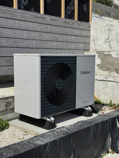 Pose d’une unité extérieure de pompe à chaleur air/eau à Gonfreville-l’Orcher