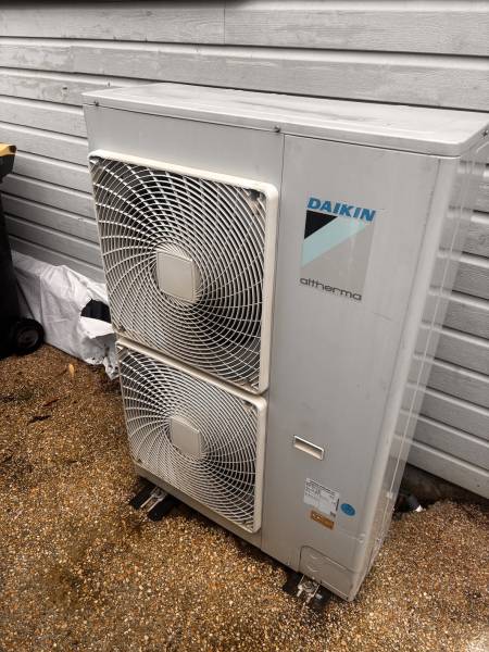 Installation d’une pompe à chaleur air/eau Daikin dans une maison à Fontaine-la-Mallet