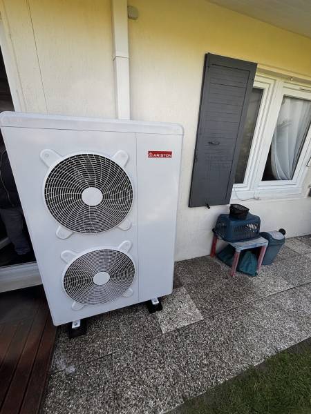 Entretien d’une pompe à chaleur air/eau aux Loges pour vérifier le bon fonctionnement du chauffage.